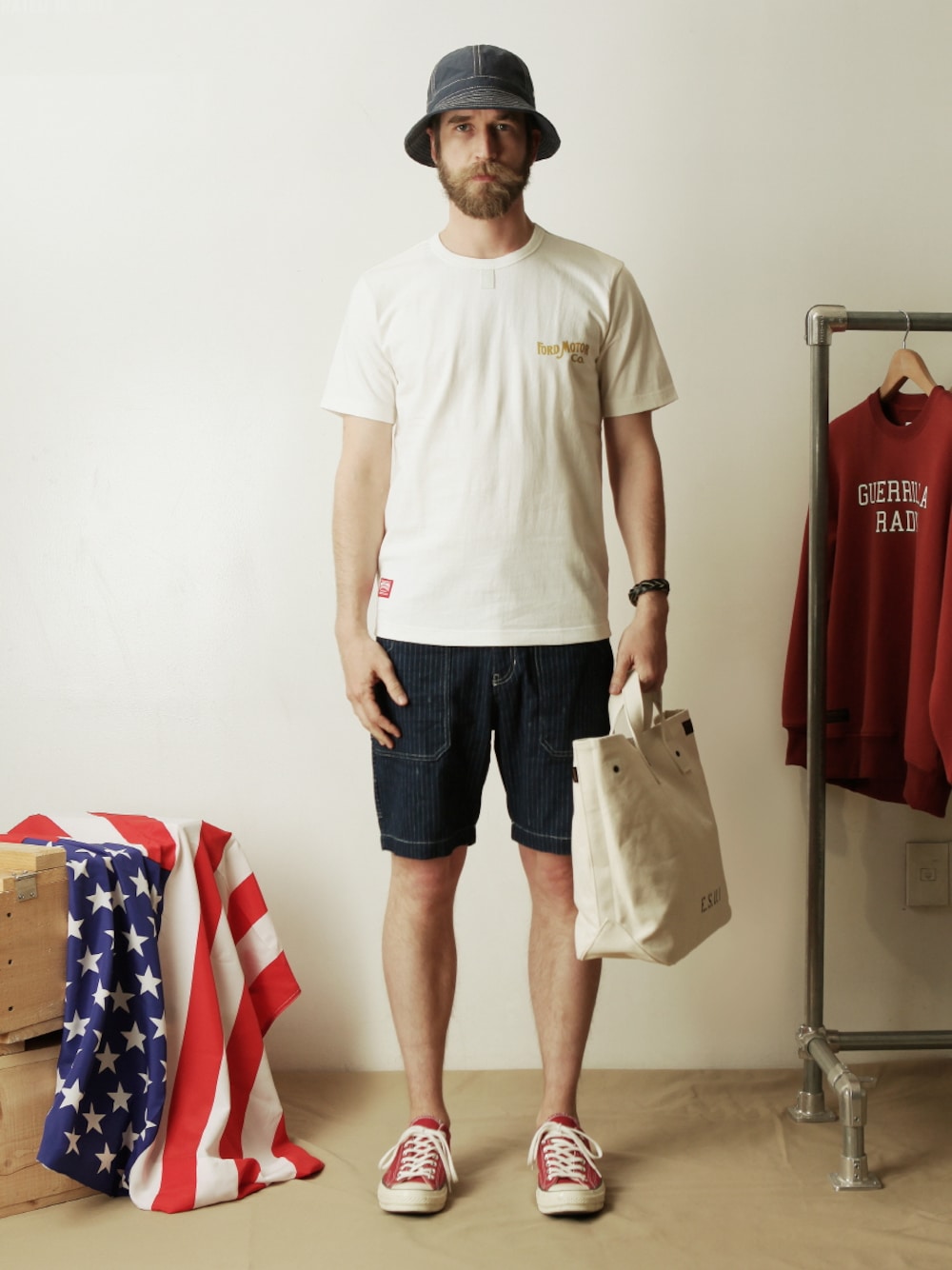 トップス、パンツ、バッグを着用したメンズの夏コーディネートの1枚目の写真