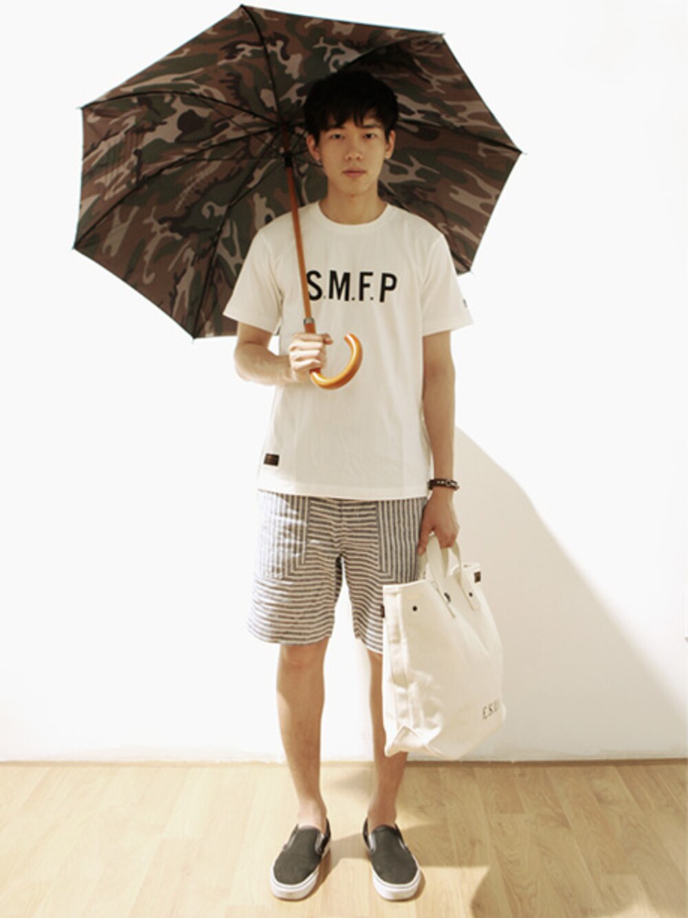 トップス、パンツ、バッグを着用したメンズの夏コーディネートの1枚目の写真