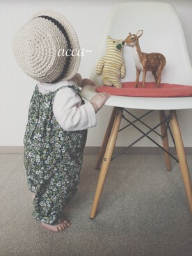 「小花柄」｜「アイテム（サロペット/オーバーオール）」を使った、accaさん（キッズ・70cm）の春コーディネート