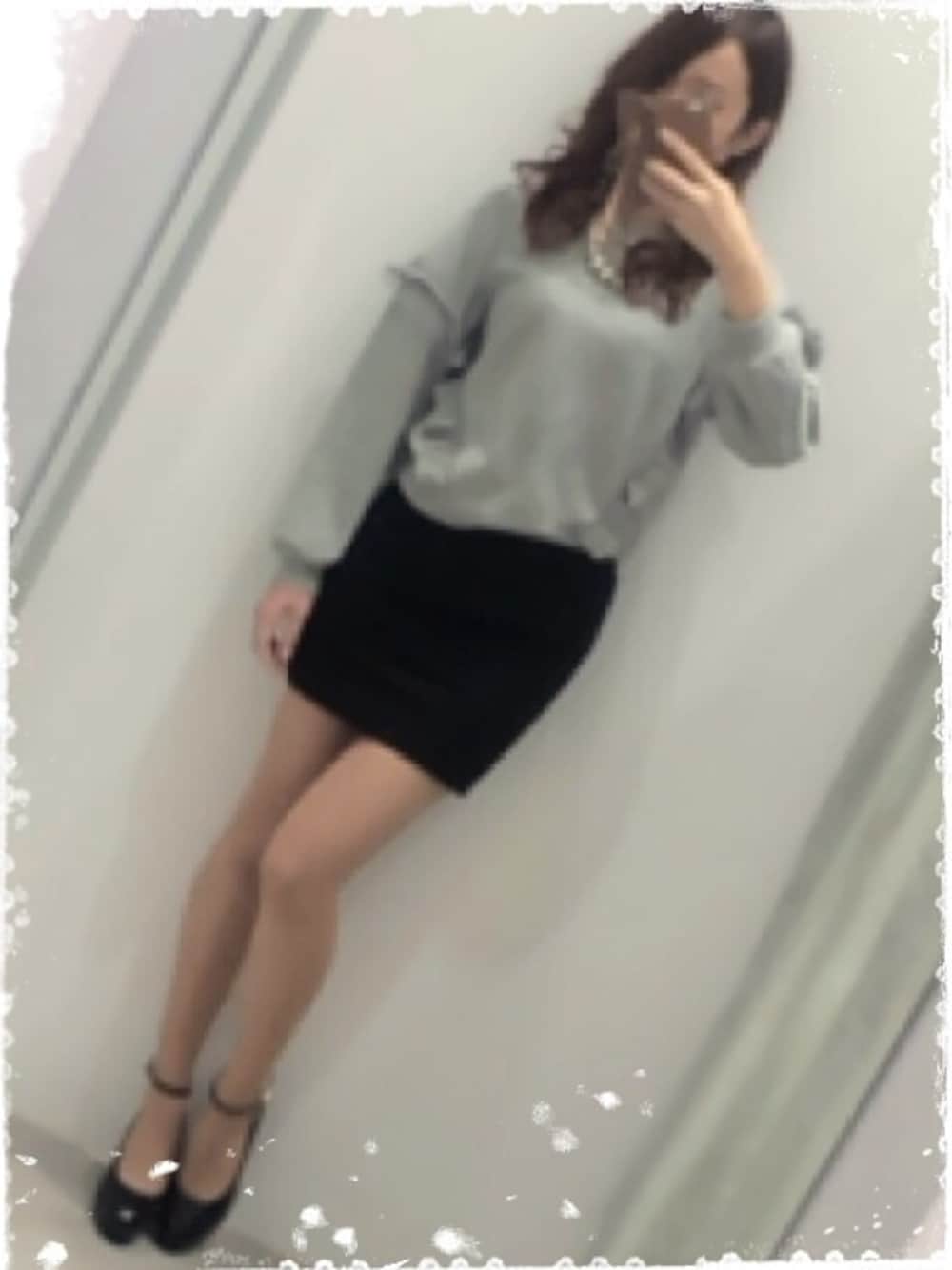 「モノトーン、パールネックレス」｜「jouetieのアイテム（スウェット、グレー系）」を使った、柏木 ひかる(ひかちゅん)さん（レディース・163cm）の冬コーディネートの1枚目の写真