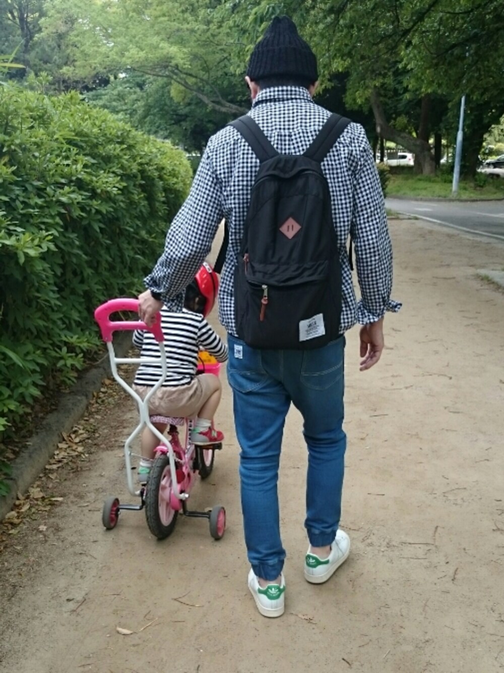 「公園」｜「adidasのアイテム（スニーカー、ホワイト系）」を使った、makashoさん（メンズ・170cm）の春コーディネートの1枚目の写真