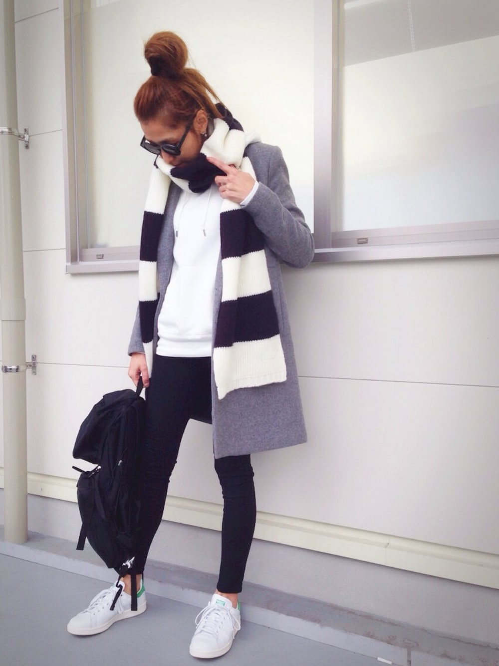 「ボーダーニット、スニーカー、黒スキニー、チェスターコート、バックパック」｜「UNIQLOのアイテム（パーカー、ホワイト系）」を使った、kayoさん（レディース・164cm）の冬コーディネートの1枚目の写真