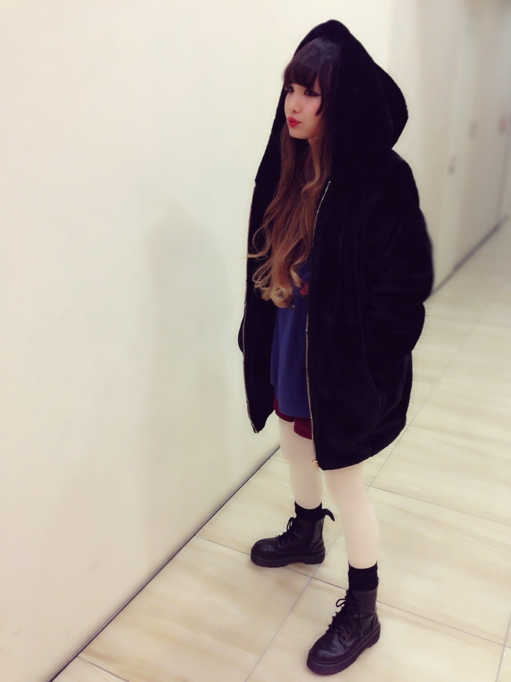 ブラック系のジャケット/アウター、ブラック系のブーツを着用したレディースの冬コーディネートの1枚目の写真