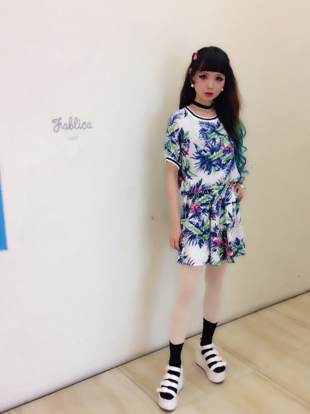 「真夏日、リゾートフラワー、セットアップ、ヤシの木柄、ホワイトコーデ、青髪、fablica、zootie、スポーツミックス、ラインT」｜「zootieのアイテム（Tシャツ/カットソー、ホワイト系）」を使った、はまさん（レディース・160cm）の夏コーディネートの1枚目の写真