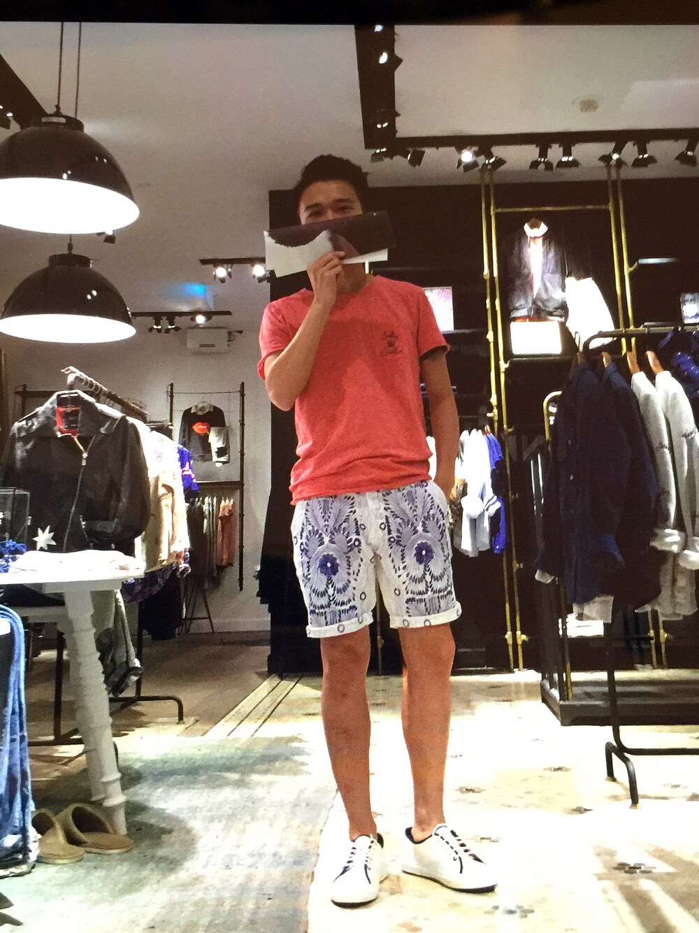 レッド系のTシャツ/カットソー、ホワイト系のカーゴパンツ、ホワイト系のその他シューズを着用したメンズの春コーディネートの1枚目の写真
