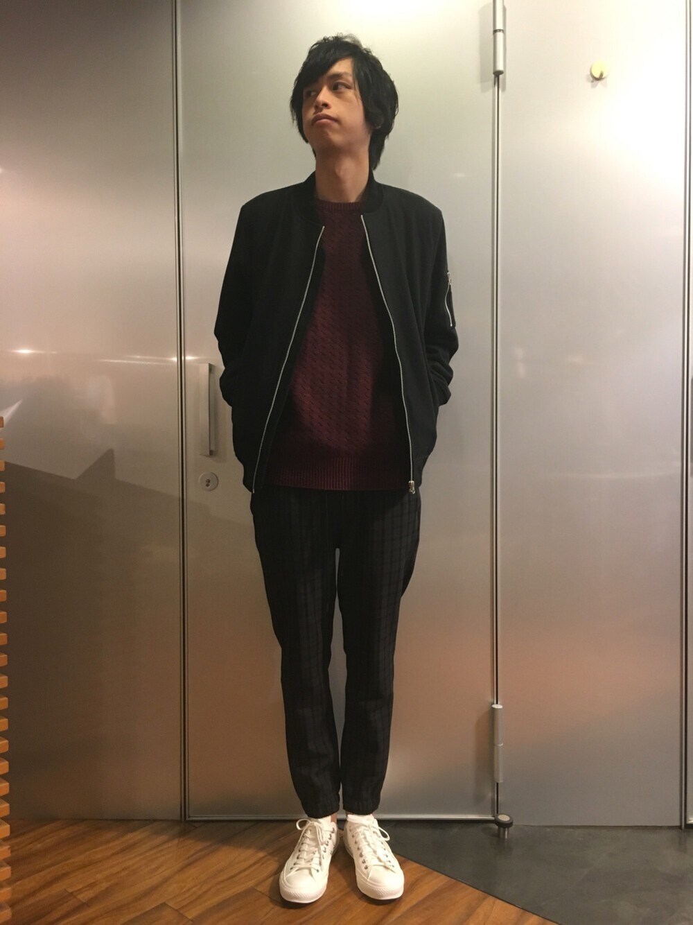 ブラック系のMA-1、レッド系のニット/セーター、グレー系のその他パンツを着用したメンズの秋コーディネートの1枚目の写真