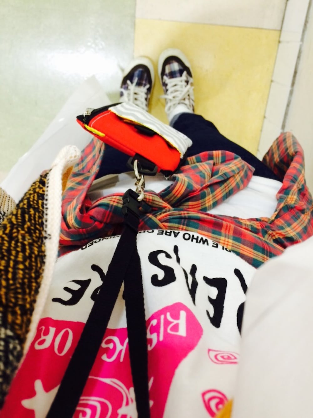 ブルー系のパンツ、ブラック系のスニーカーを着用したレディースの秋コーディネートの1枚目の写真