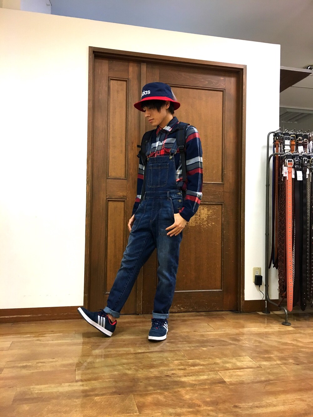 「Levi'sのアイテム（シャツ/ブラウス、レッド系）」を使った、TSUBASAさん（メンズ・163cm）の秋コーディネートの1枚目の写真