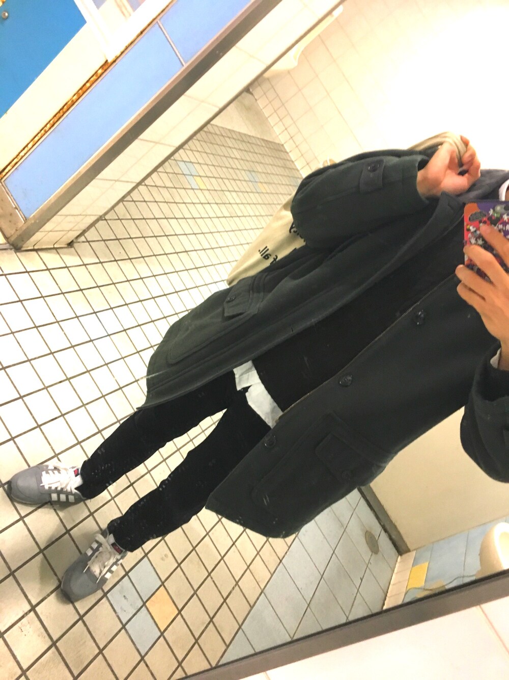 「H&Mのアイテム（デニムパンツ、ブラック系）」を使った、TSUBASAさん（メンズ・163cm）の秋コーディネートの1枚目の写真