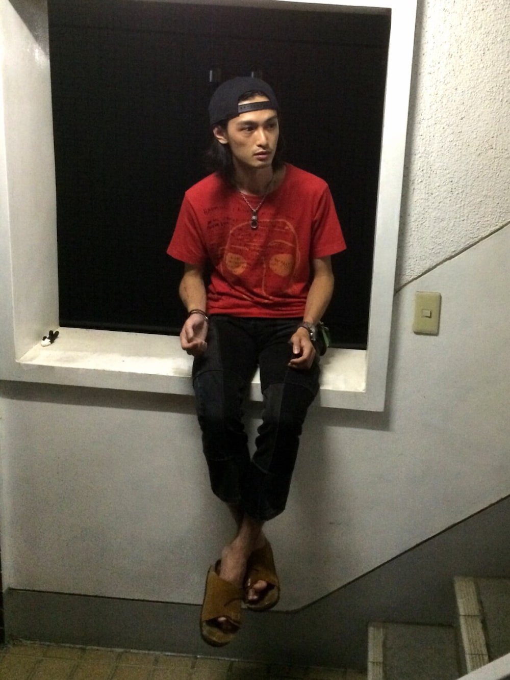「GRIFFIN、TAKAHIROMIYASHITA The SoloIst. 、birkenstock、THE NOVEMBERS、LAD MUSICIAN」｜「GRIFFINのアイテム（Tシャツ/カットソー、レッド系）」を使った、君嶋麻耶さん（メンズ・176cm）の夏コーディネートの1枚目の写真