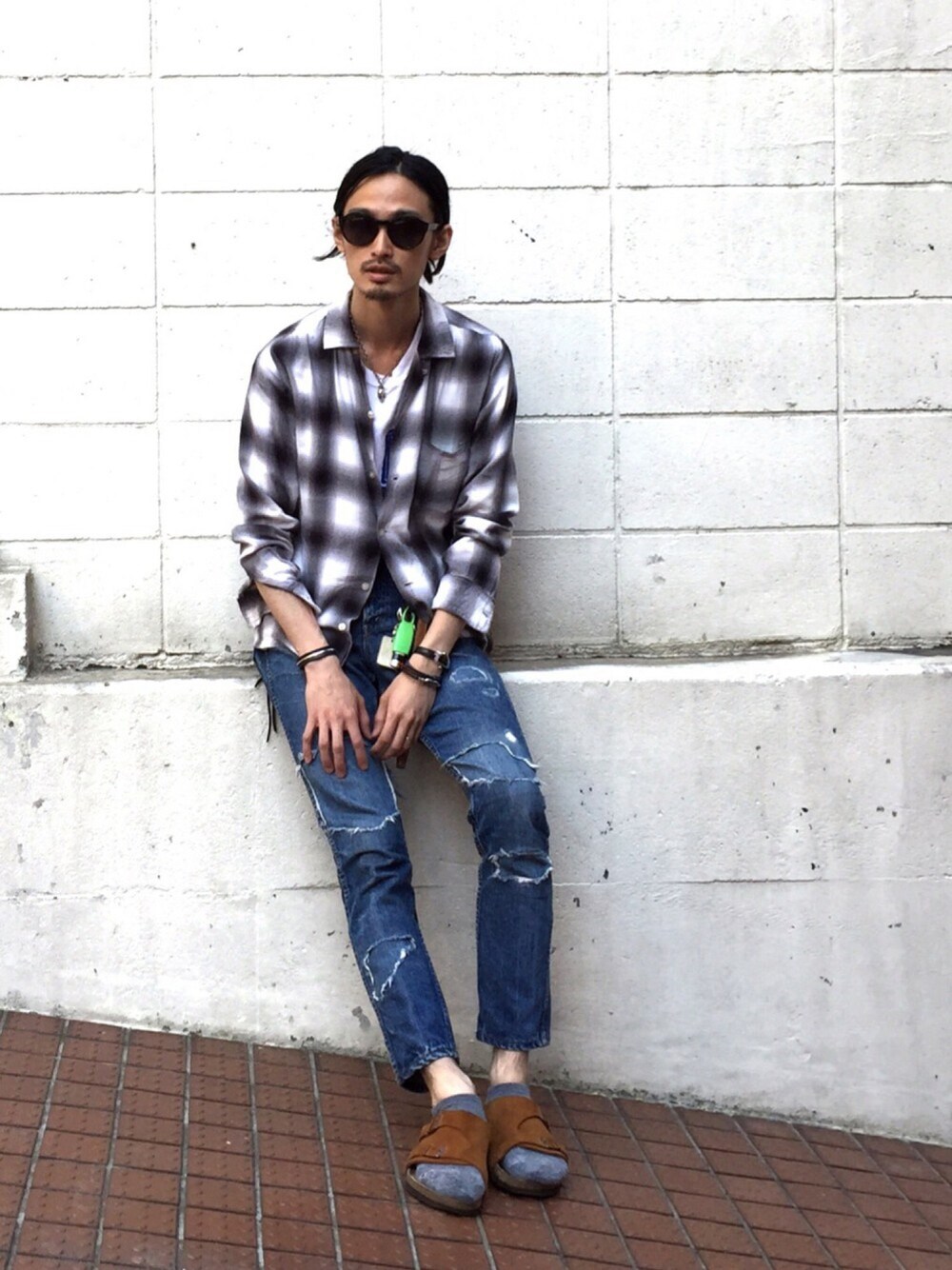 「vintage、606、birkenstock、Oliver goldsmith」｜「IENAのOLIVER GOLDSMITH サングラス（サングラス、グリーン系）」を使った、君嶋麻耶さん（メンズ・176cm）の春コーディネートの1枚目の写真