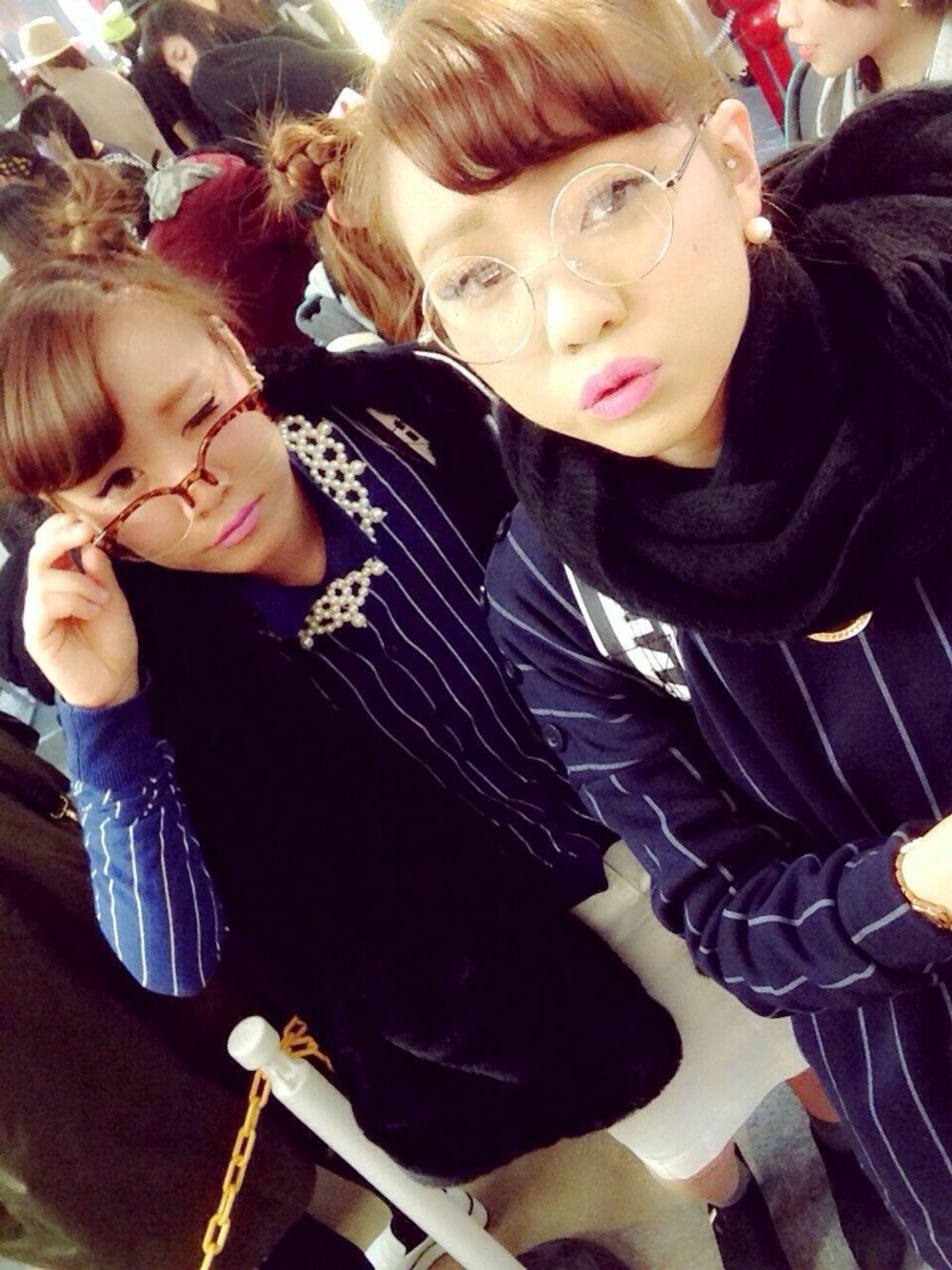 ブルー系のニット/セーター、ホワイト系のスカート、ブラック系のブーツを着用したレディースの冬コーディネートの1枚目の写真