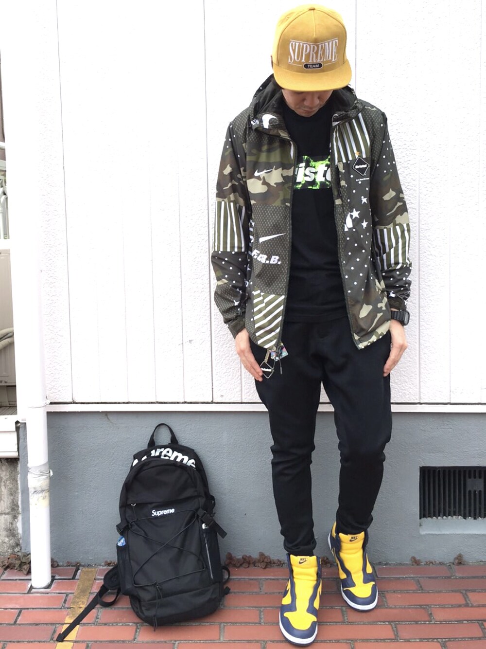 「バックパック、ビッグシルエット、雨の日コーデ、outfit、supreme、キャップ、スポーツミックス、ストリート、Tシャツ、黒」｜「Supreme のアイテム（キャップ、イエロー系）」を使った、roywさん（メンズ・174cm）の夏コーディネートの1枚目の写真