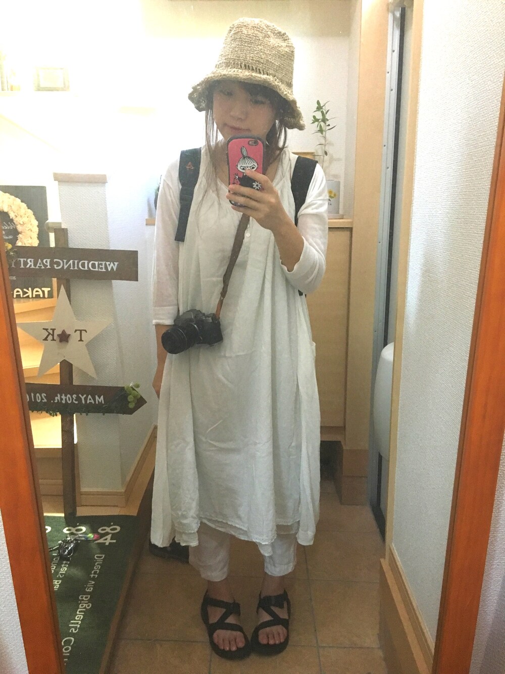 「ホワイトコーデ、カメラ女子、カメラ、カンカン帽、chaco、白コーデ、リュック女子」｜「FUJIFILMのアイテム（カメラ/カメラグッズ、ブラック系）」を使った、おきみ。さん（レディース・158cm）の夏コーディネートの1枚目の写真