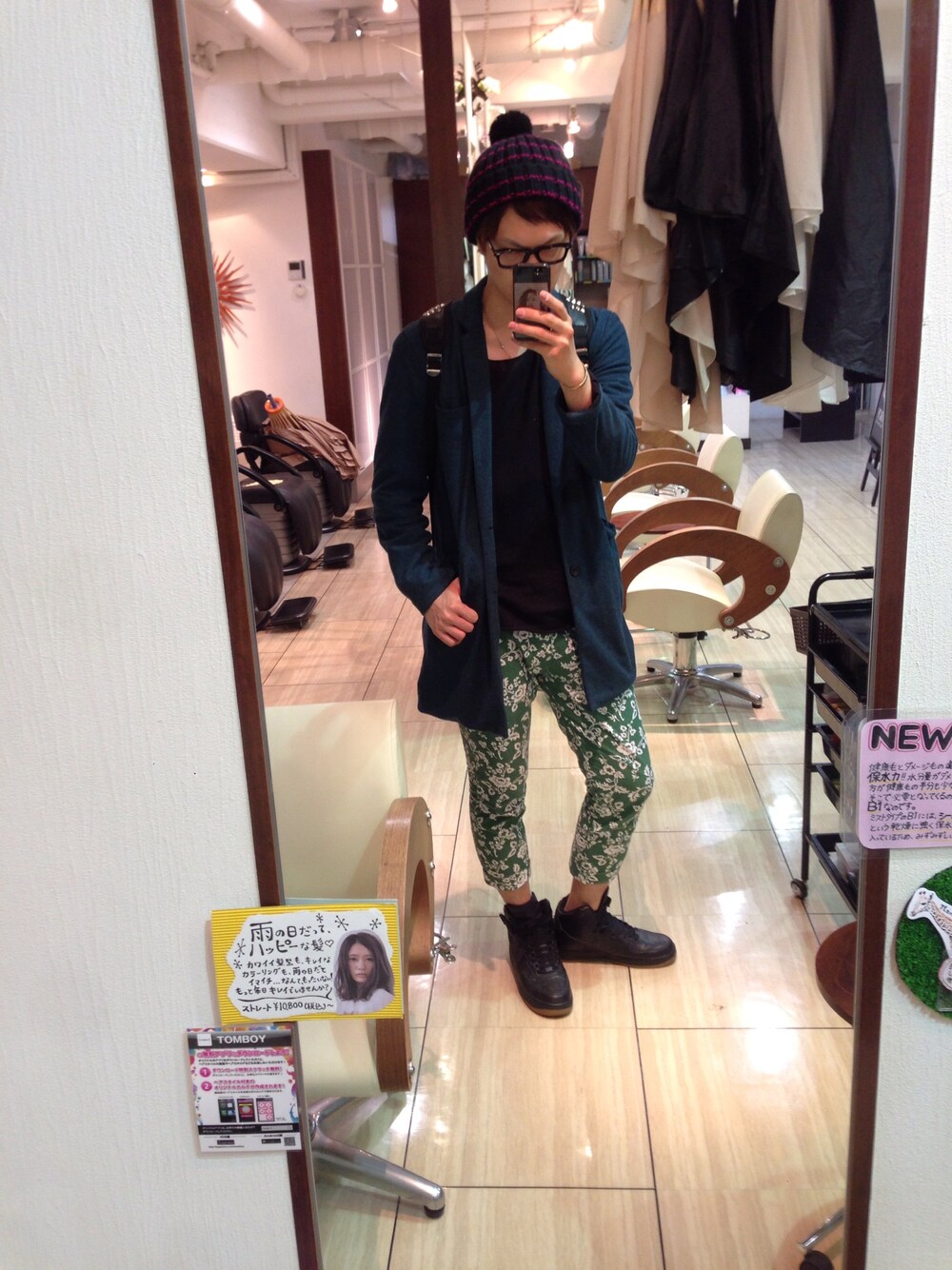 「ナイキ、ボタニカル柄、ステンカラー コート、エアフォースワン、バスケシューズ」｜「atmos/atmos girlsのatmos BONBON BORDER KNIT CAP（ニットキャップ/ビーニー、ブラック系）」を使った、トシボーイさん（メンズ・183cm）の春コーディネートの1枚目の写真