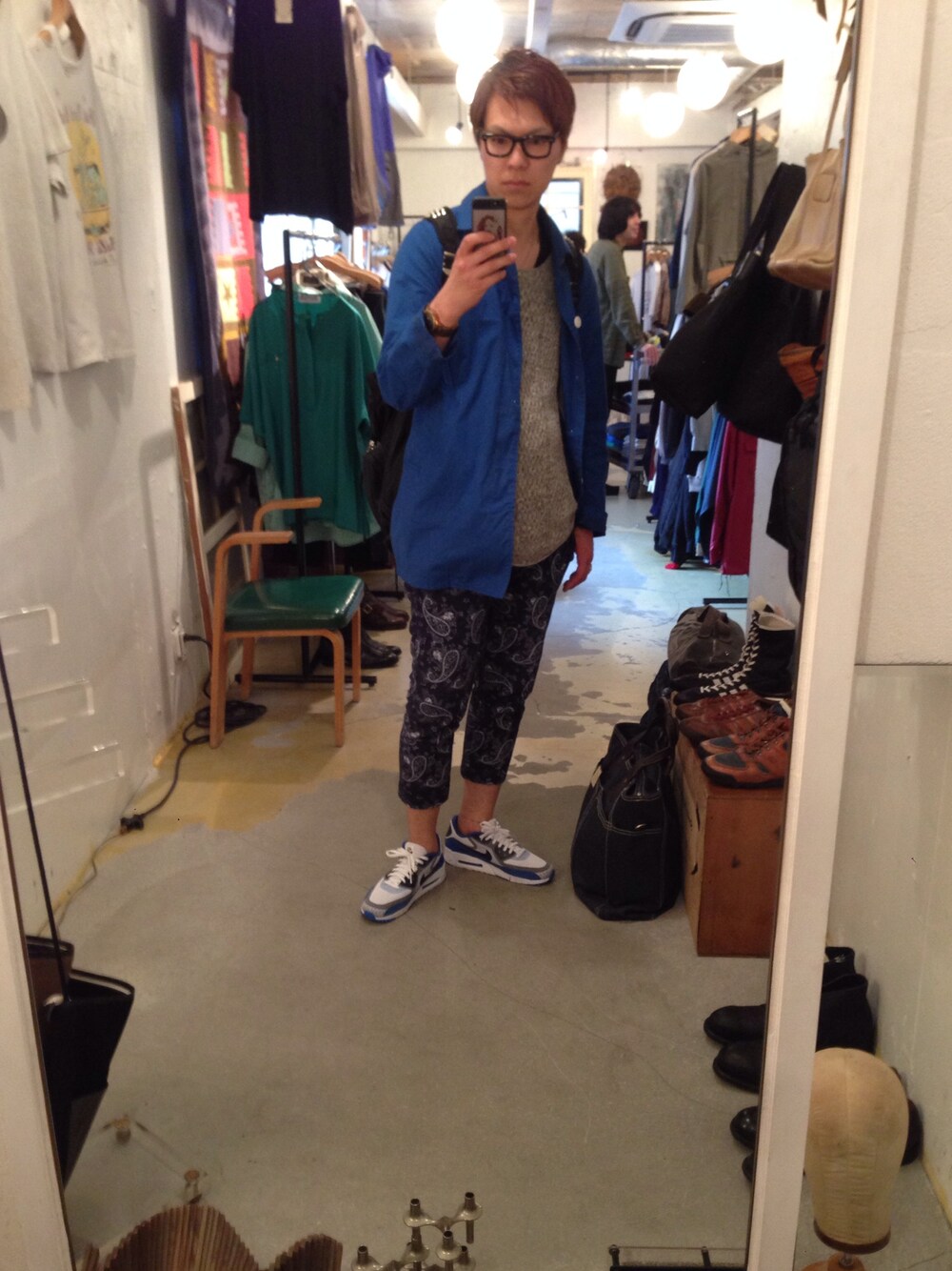 「レイバン、エアマックス、アンクルパンツ」｜「NIKEのNIKE AIR MAX 90 BREEZE（スニーカー、ブルー系）」を使った、トシボーイさん（メンズ・183cm）の春コーディネートの1枚目の写真