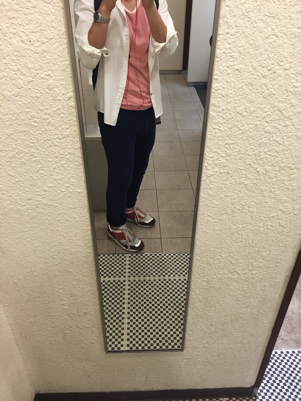 ピンク系のTシャツ/カットソー、ホワイト系のシャツ/ブラウス、ブラック系のその他パンツを着用したメンズの夏コーディネートの1枚目の写真