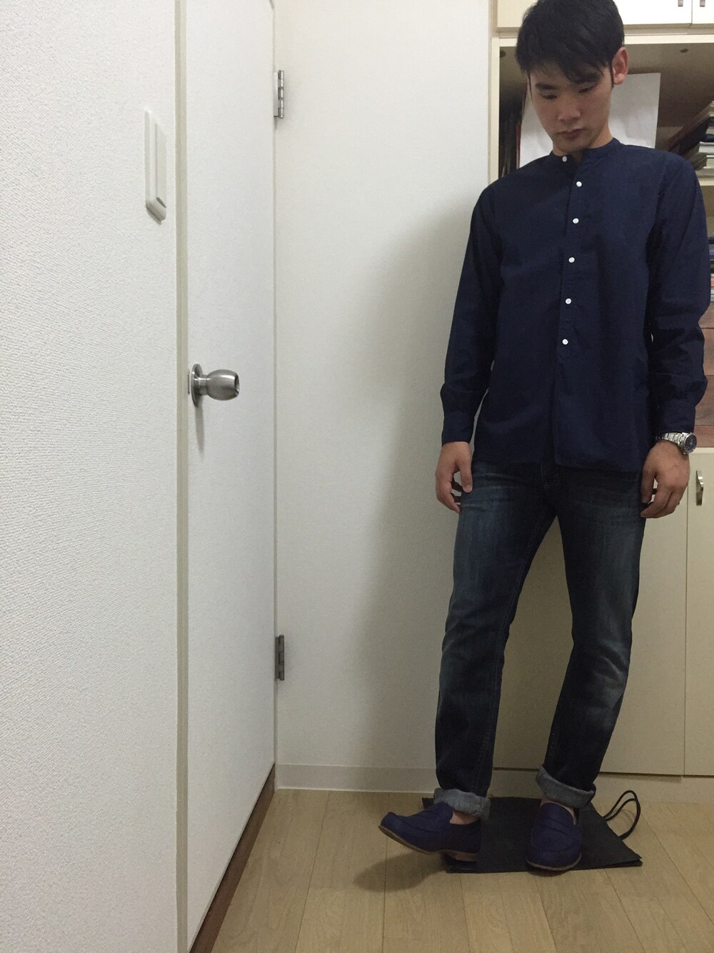 ブルー系のシャツ/ブラウス、ブルー系のデニムパンツ、ブルー系のその他シューズを着用したメンズの秋コーディネートの1枚目の写真