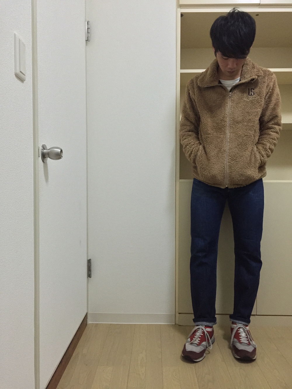 ブラウン系のジャケット/アウター、ブルー系のデニムパンツ、レッド系のスニーカーを着用したメンズの秋コーディネートの1枚目の写真