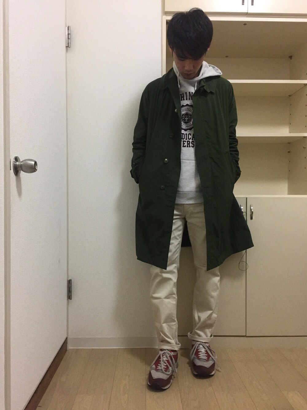 グリーン系のジャケット/アウター、その他のパーカー、ホワイト系のその他パンツを着用したメンズの冬コーディネートの1枚目の写真