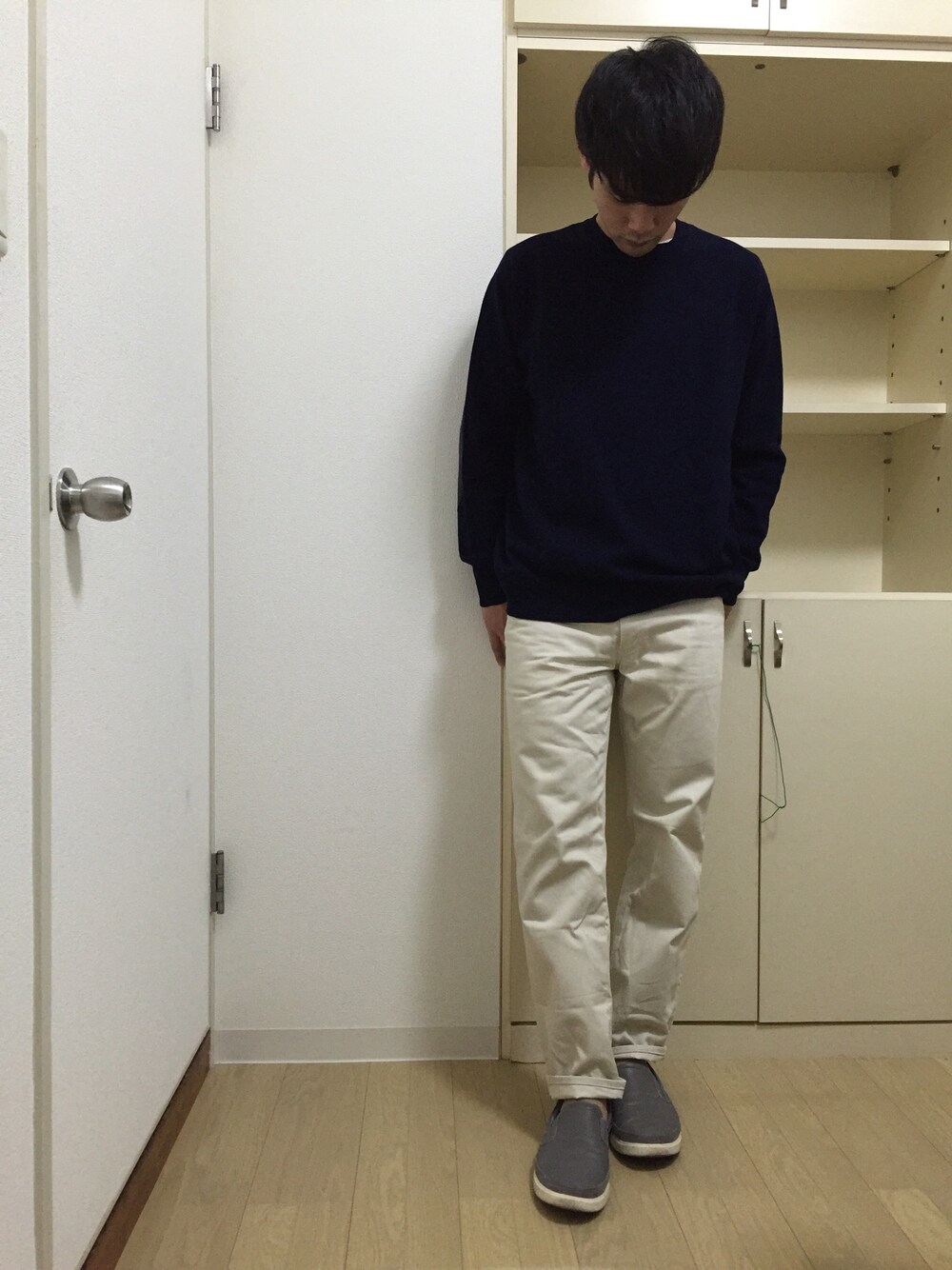 ブルー系のニット/セーター、ホワイト系のその他パンツ、グレー系のスニーカーを着用したメンズの冬コーディネートの1枚目の写真