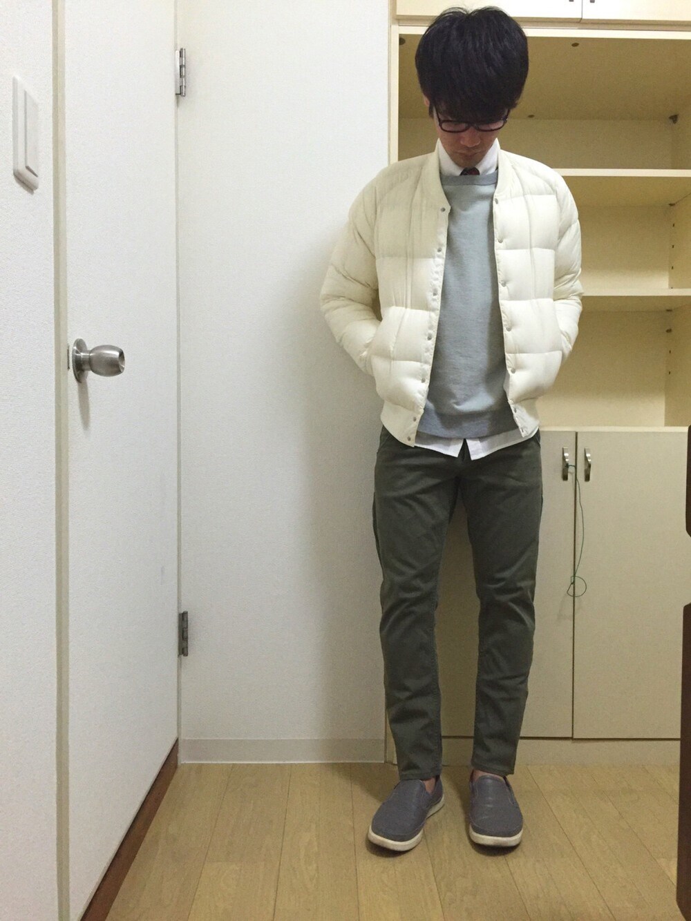 ホワイト系のダウンジャケット/コート、グレー系のスウェット、ホワイト系のシャツ/ブラウスを着用したメンズの冬コーディネートの1枚目の写真
