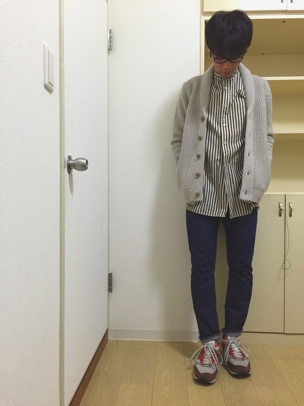 その他のカーディガン/ボレロ、その他のシャツ/ブラウス、ブルー系のデニムパンツを着用したメンズの冬コーディネートの1枚目の写真