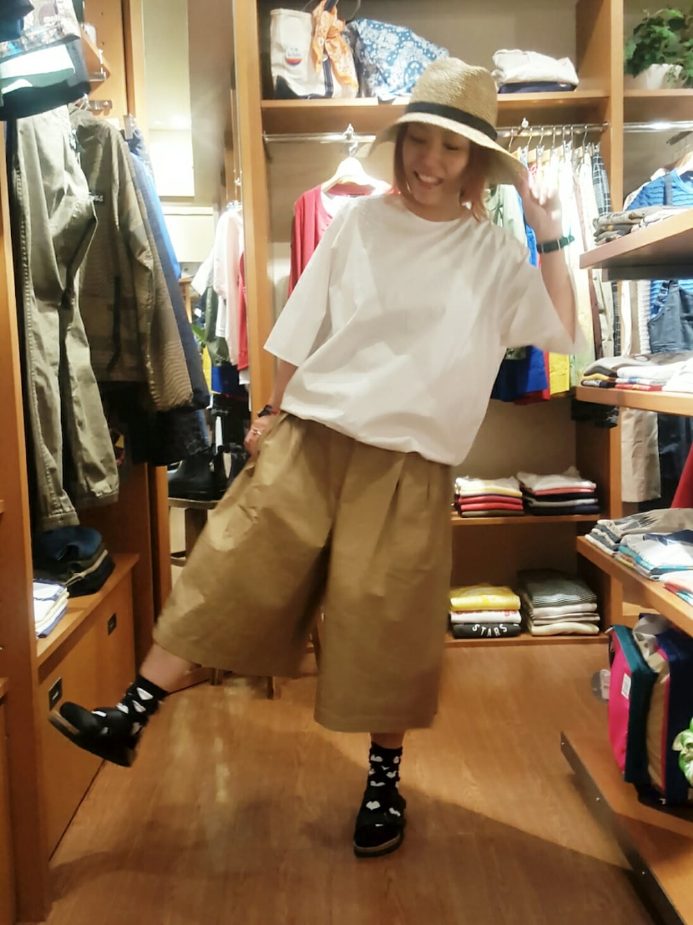 「大人カジュアル、シンプルスタイル、ラクチンコーデ、ラフ、サンダル、ハット、キュロット、ビルケンシュトック、ブラウス、BEAVER」｜「TIGRE BROCANTEのTIGRE BROCANTE/ティグルブロカンテ　フィセルキュロット　(22)（スカート、ベージュ系）」を使った、yamaayuさん（レディース・151cm）の夏コーディネートの1枚目の写真