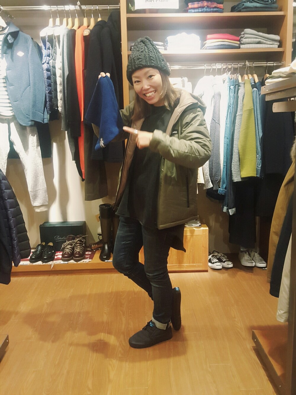 「カジュアルコーデ、新作、カーキ、ニット帽、デニム、ブルゾン、ダウン、おすすめ、WILDTHINGS、BEAVER」｜「People FootwearのPeople/ピープル　THE CYPRESS（スニーカー、ブラック系）」を使った、yamaayuさん（レディース・151cm）の秋コーディネートの1枚目の写真