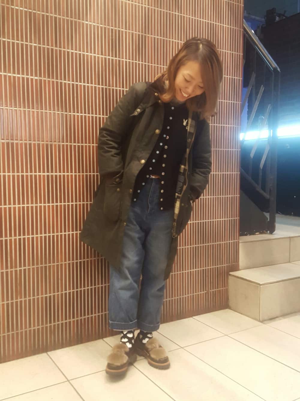 「カジュアル、雨の日コーデ、barbour、バブアー、デニム、ローファー、重ね着、リュック、ファー小物、BEAVER」｜「BarbourのBARBOUR/バブアー（ダウンジャケット/コート、グリーン系）」を使った、yamaayuさん（レディース・151cm）の秋コーディネートの1枚目の写真