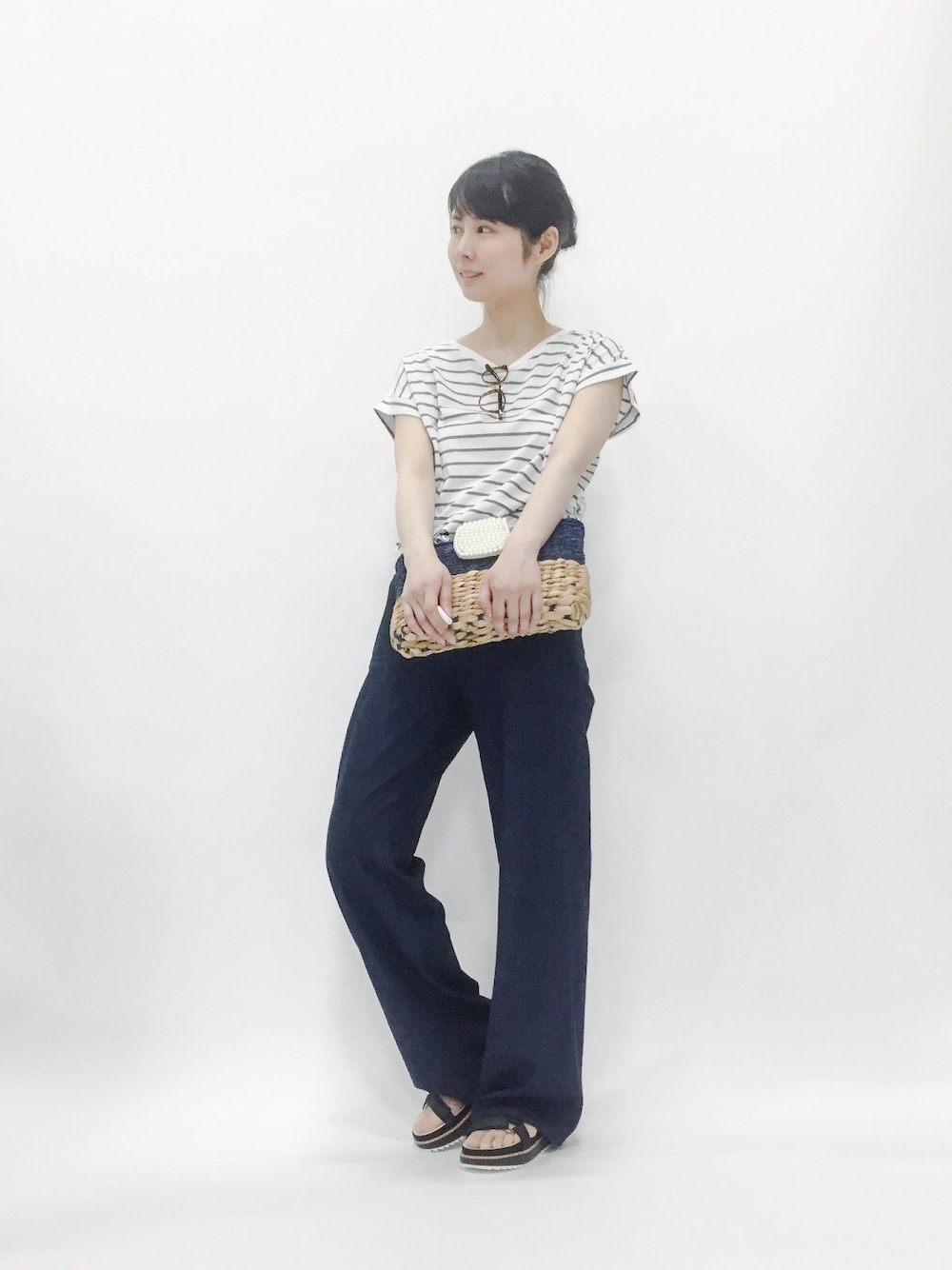 「めがね、ワイドパンツ、デニムパンツ、ボーダートップス、厚底サンダル、スポーツサンダル、カゴクラッチ、前しばり、ワイドデニム」｜「ROPE' PICNICの【さらさらUVケアトップス。】裾リボンプルオーバー（Tシャツ/カットソー、グレー系）」を使った、sayaさん（レディース・163cm）の春コーディネートの1枚目の写真