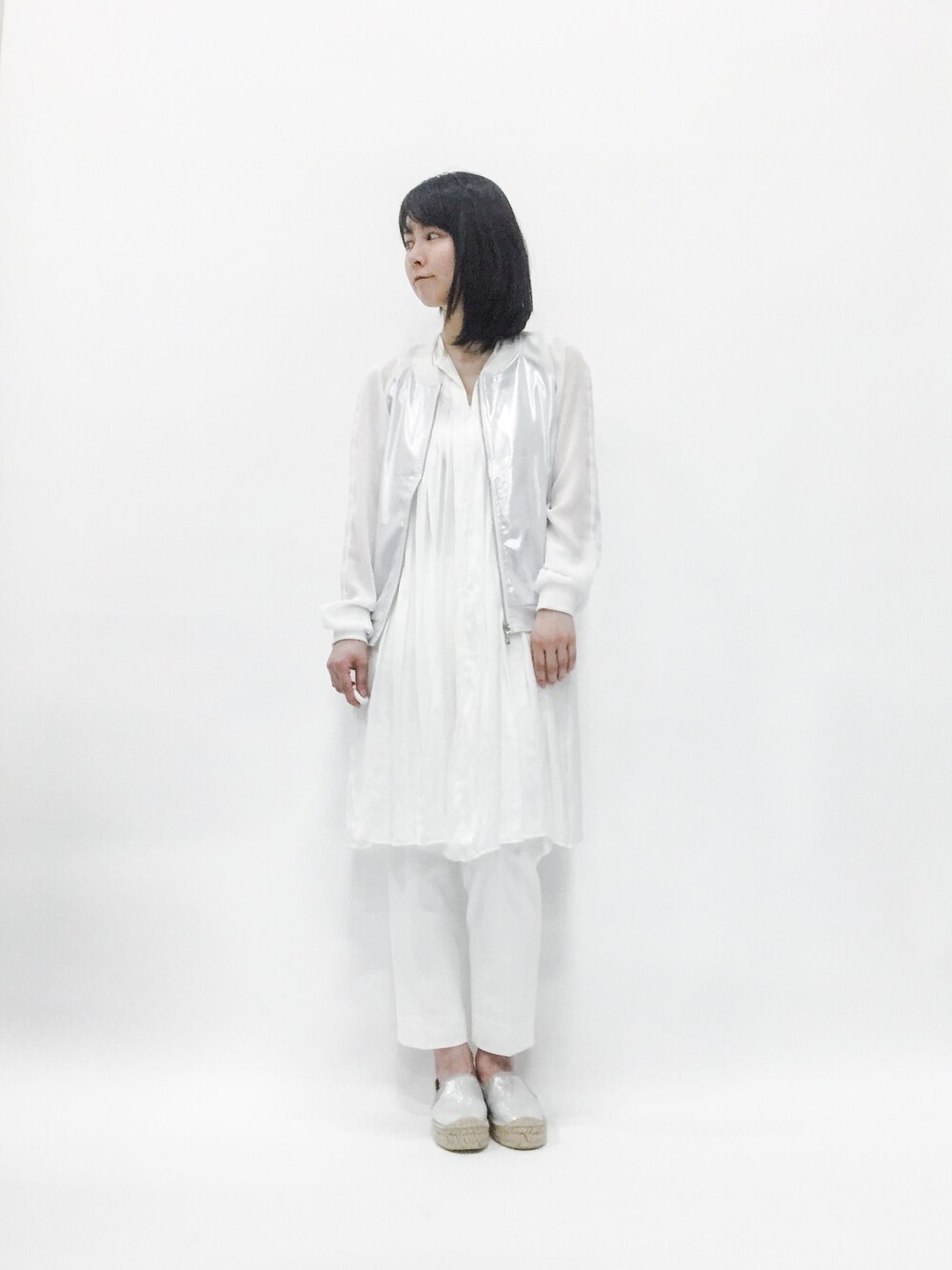 「ブルゾン、シルバー、シフォン、オールホワイト、ホワイトパンツ、白ワンピース」｜「PLAIN CLOTHINGの【PLAIN CLOTHING】メタリックMA-1（ブルゾン、ホワイト系）」を使った、sayaさん（レディース・163cm）の春コーディネートの1枚目の写真