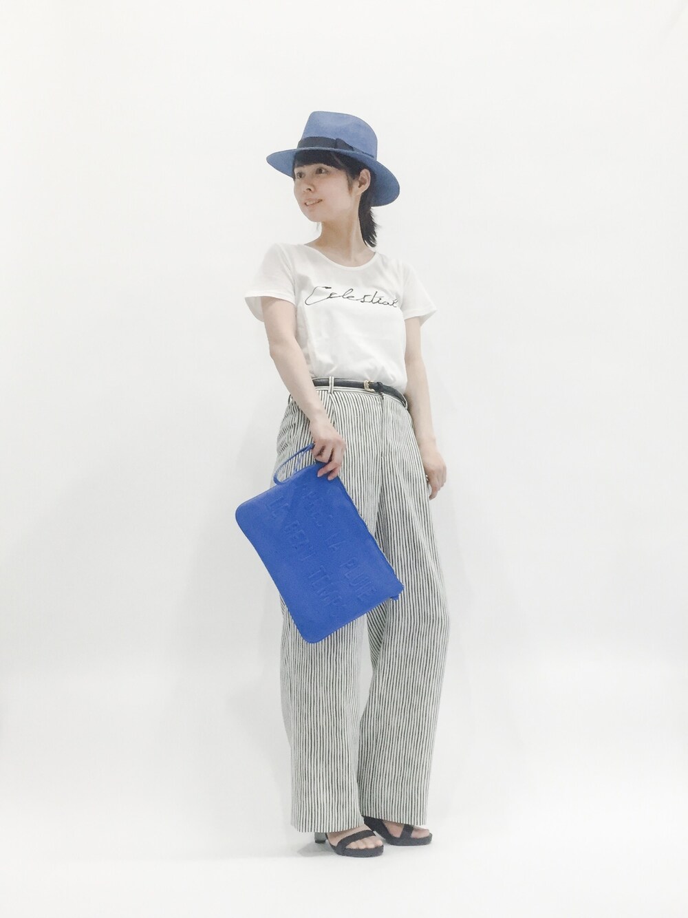 「ロゴT、クラッチバッグ、ストライプ、チュニック、ワイドパンツ、ストライプパンツ、Aライン、ウエストマーク、ウエストイン、ツバ広ハット」｜「and it_のAラインロゴチュニックTシャツ（Tシャツ/カットソー、ホワイト系）」を使った、sayaさん（レディース・163cm）の春コーディネートの1枚目の写真