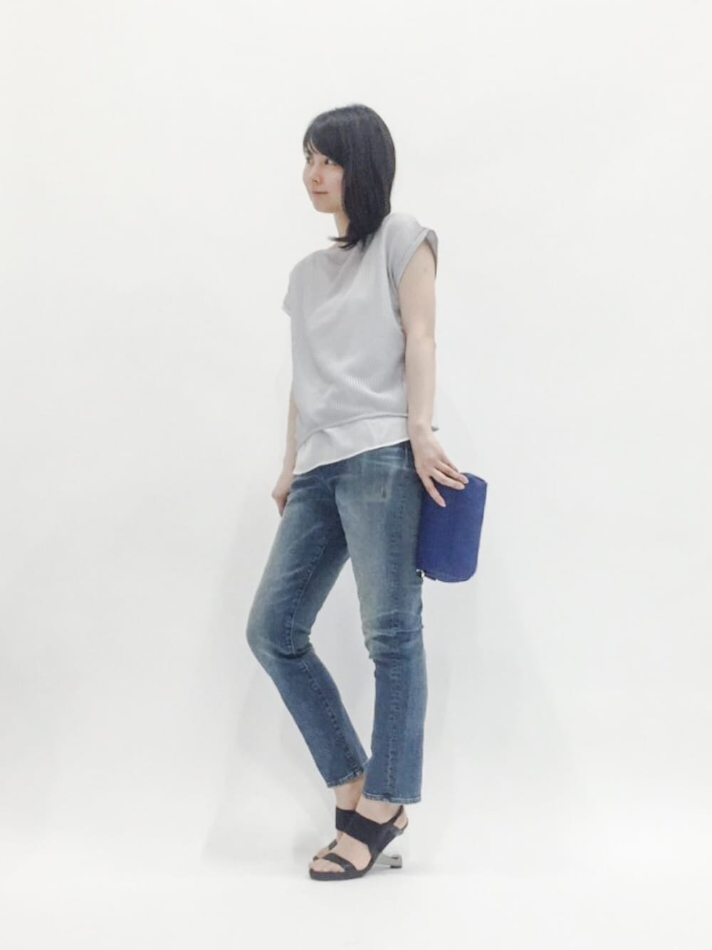 「デニム、グレー、ショルダーバッグ、デニムパンツ、キレイめ、ポシェット、メッシュ、重ね着風、黒サンダル、3×1」｜「COLLAGE GALLARDAGALANTEのメッシュコンビPO（Tシャツ/カットソー、グレー系）」を使った、sayaさん（レディース・163cm）の春コーディネートの1枚目の写真
