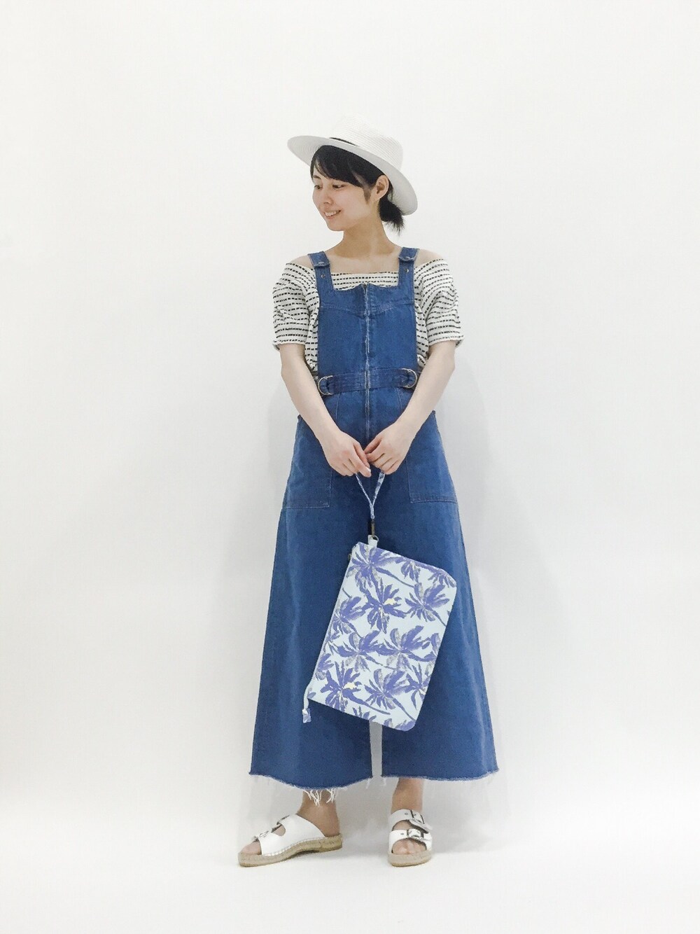 「サロペット、オーバーオール、ワイドパンツ、オフショル、ボーダートップス、夏コーデ、麦わら帽子、ショート丈トップス、ジュートサンダル、ヤシの木柄」｜「ROSE BUDのLCTT-15124 OFFSHOULDER SHIRRING TOP（Tシャツ/カットソー、ホワイト系）」を使った、sayaさん（レディース・163cm）の春コーディネートの1枚目の写真