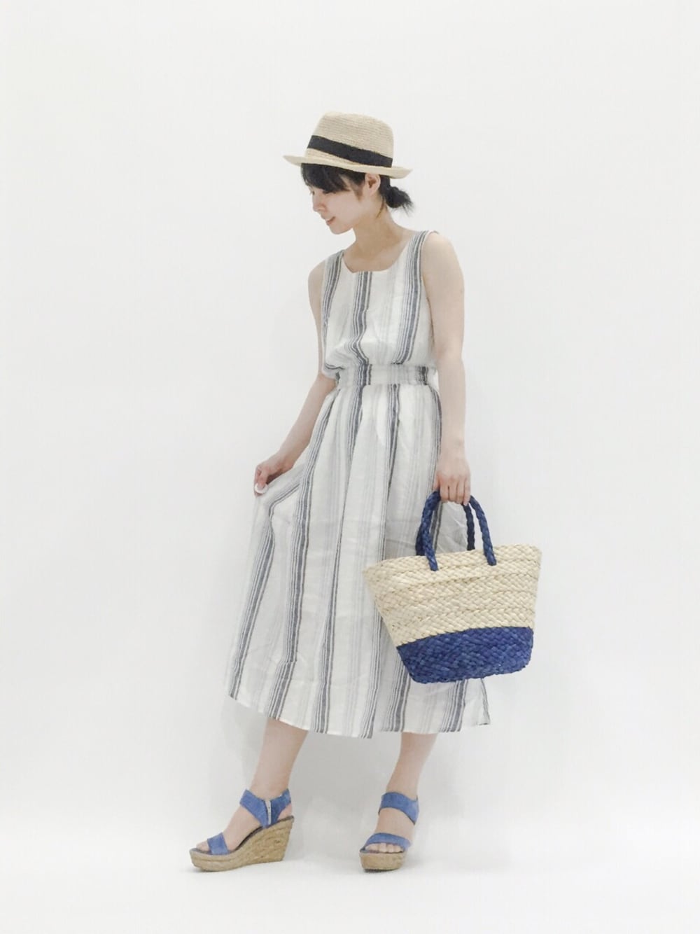 「ブルー、夏、バイカラー、ストライプ、青、かごバッグ、ストライプワンピース、夏コーデ、麦わら帽子、厚底サンダル」｜「FREE'S MARTのストライプロングワンピース（ワンピース、ブルー系）」を使った、sayaさん（レディース・163cm）の春コーディネートの1枚目の写真