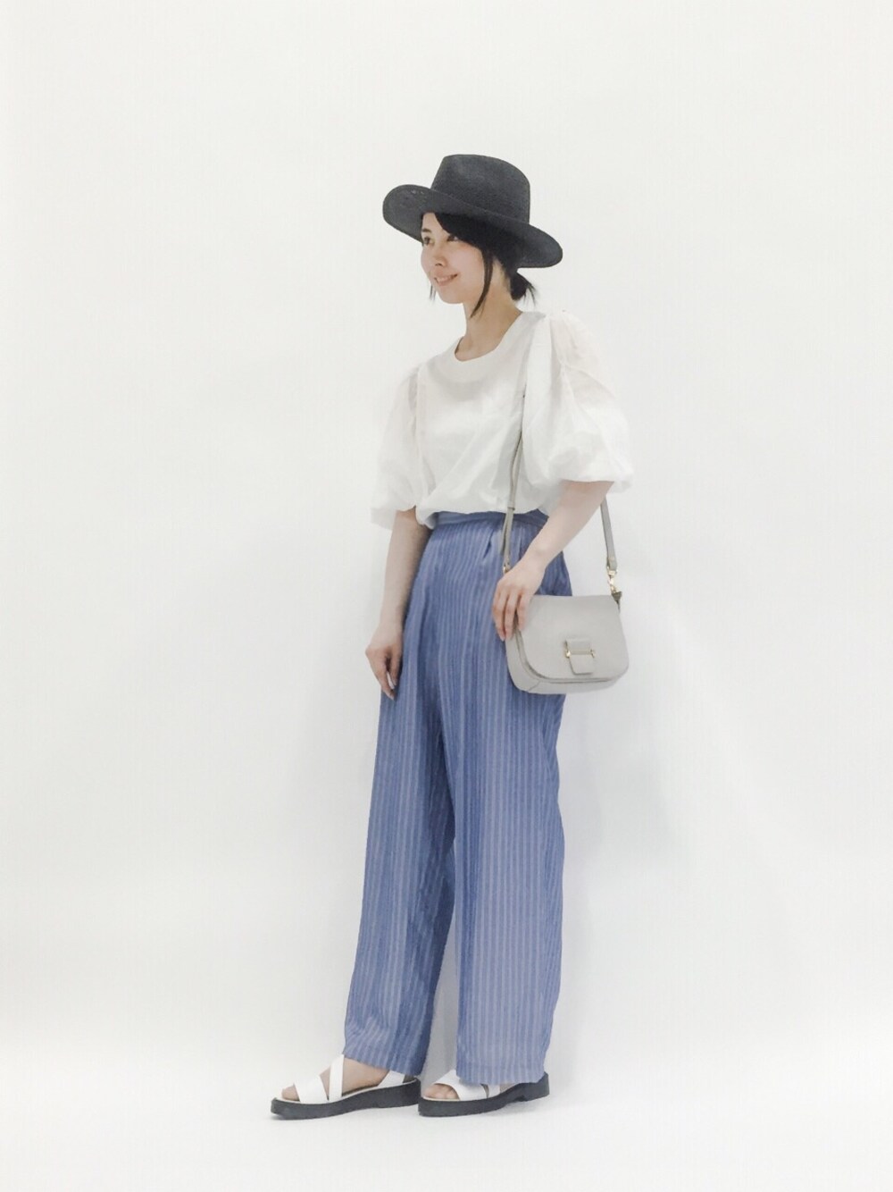 「ショルダーバッグ、ワイドパンツ、ストライプパンツ、サンダル、きれいめカジュアル、透け感、ギャザー、ツバ広ハット、白トップス、袖ボリューム」｜「And Aのアームギャザーカラーシャツ（シャツ/ブラウス、ホワイト系）」を使った、sayaさん（レディース・163cm）の春コーディネートの1枚目の写真