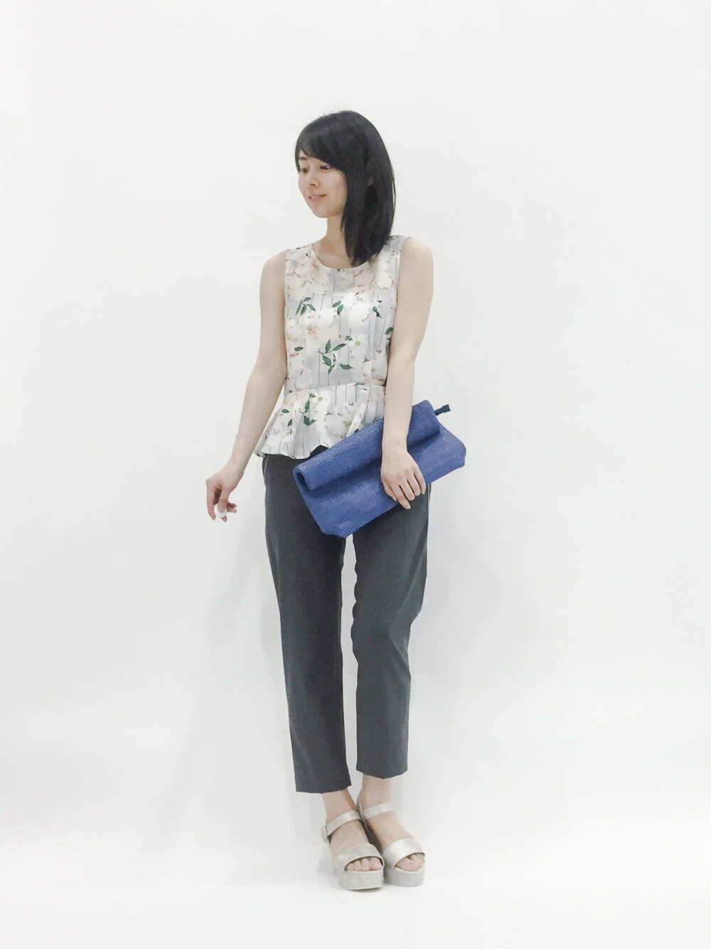 グレー系のシャツ/ブラウス、グレー系のその他パンツ、ブルー系のクラッチバッグを着用したレディースの春コーディネートの1枚目の写真