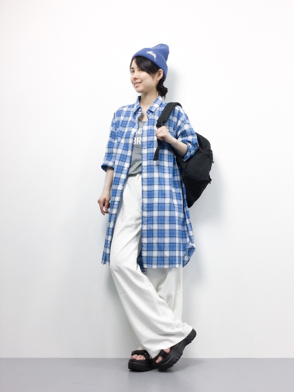 「シャツワンピ、シャツワンピース、チェックシャツ、グレーTシャツ、ホワイトパンツ、ワイドパンツ、ニットキャップ、バックパック、厚底サンダル、スポーツサンダル」｜「ROPE' PICNICの【WEB限定商品】チェック柄ビッグシルエットシャツワンピース（シャツワンピース、ブルー系）」を使った、sayaさん（レディース・163cm）の夏コーディネートの1枚目の写真