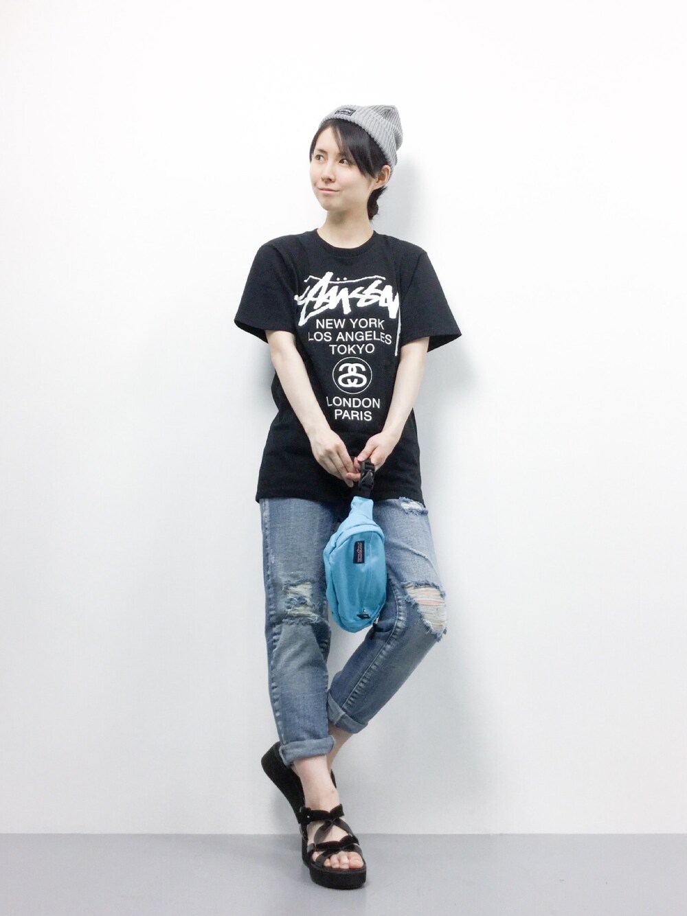 ブラック系のTシャツ/カットソー、ブルー系のデニムパンツ、ブルー系のボディバッグ/ウエストポーチを着用したレディースの夏コーディネートの1枚目の写真