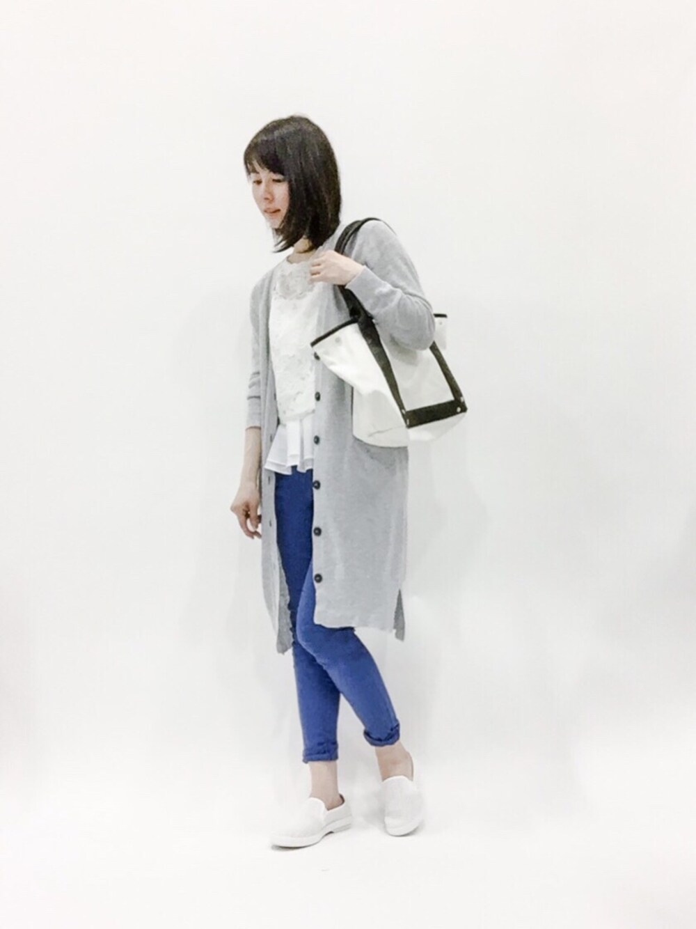 「トートバッグ、スキニーパンツ、ロングカーディガン、ぺプラムトップス、レーストップス、ブルー x ホワイト、グレーカーデ」｜「GRACE CONTINENTALのローズレースノースリーブ（その他トップス、ホワイト系）」を使った、sayaさん（レディース・163cm）の春コーディネートの1枚目の写真