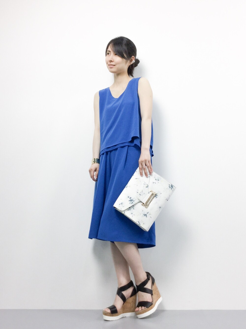 「セットアップ、シンプル、クラッチバッグ、花柄、Vネック、サンダル、ウェッジソール、ガウチョパンツ、夏コーデ、オールインワン風」｜「A part byの【春夏人気No.1アイテム！】Ｖネックノースリーブ＊ガウチョセットアップ  562323（サロペット/オーバーオール、ブルー系）」を使った、sayaさん（レディース・163cm）の夏コーディネートの1枚目の写真