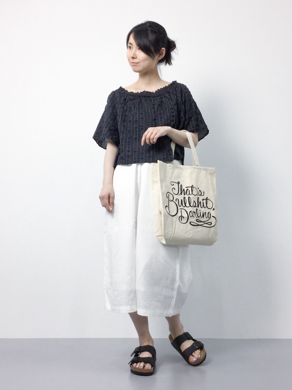 「ブラウス、ストライプ、ワイドパンツ、ビルケンシュトック、クロップドパンツ、サンダル、ホワイトパンツ、エコバッグ、ゆるコーデ、コンフォートサンダル」｜「IENAのストライプギャザー ショート丈ブラウス。（シャツ/ブラウス、ブラック系）」を使った、sayaさん（レディース・163cm）の夏コーディネートの1枚目の写真