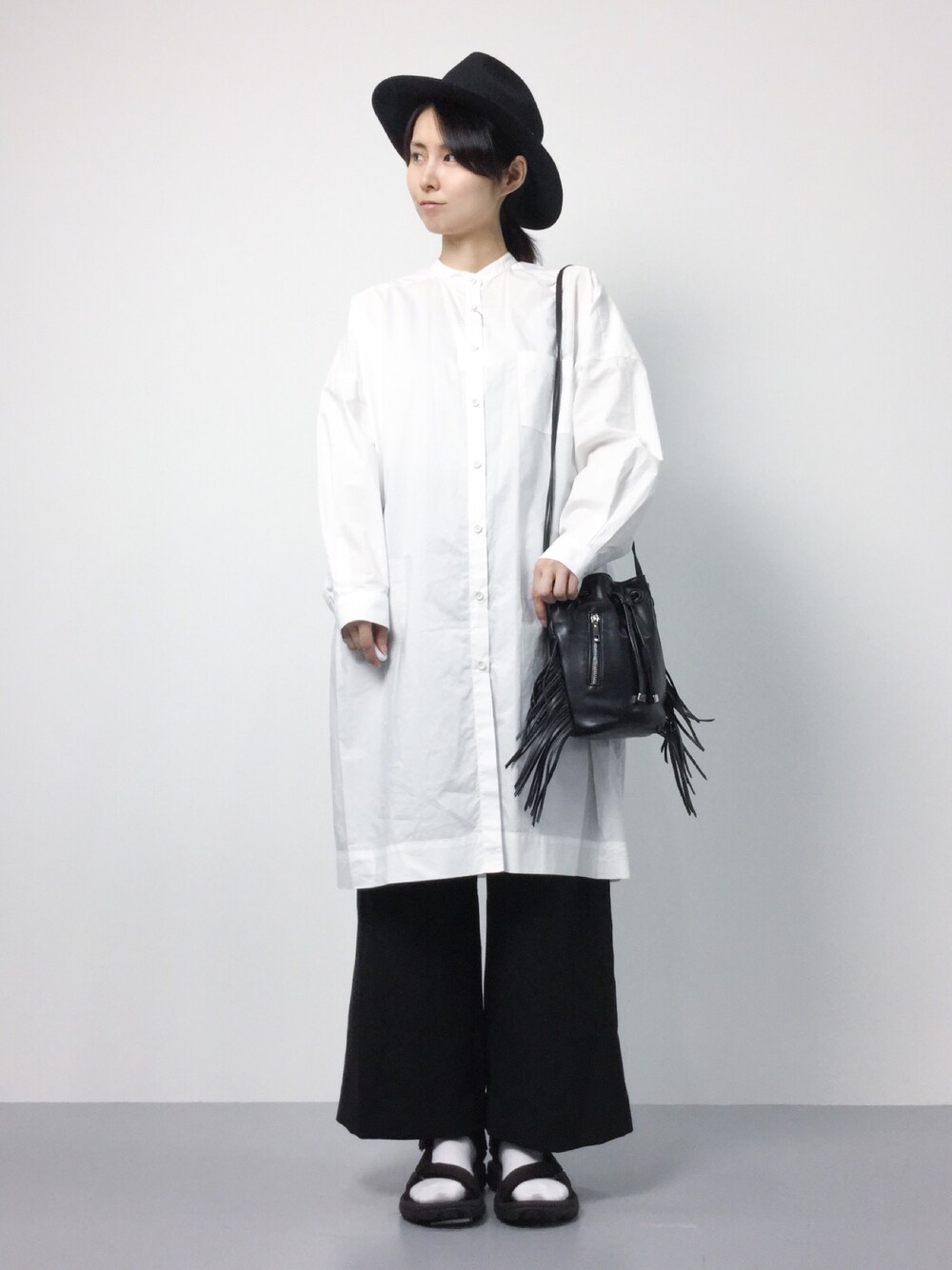 「シャツワンピース、モノトーン、ワイドパンツ、シャツワンピ、モード、シャツスタイル、ツバ広ハット、フリンジバッグ、スポーツサンダル、サンダルに靴下」｜「EN ROUTEのENR コットンタイプライターロングシャツ（シャツ/ブラウス、ホワイト系）」を使った、sayaさん（レディース・163cm）の夏コーディネートの1枚目の写真