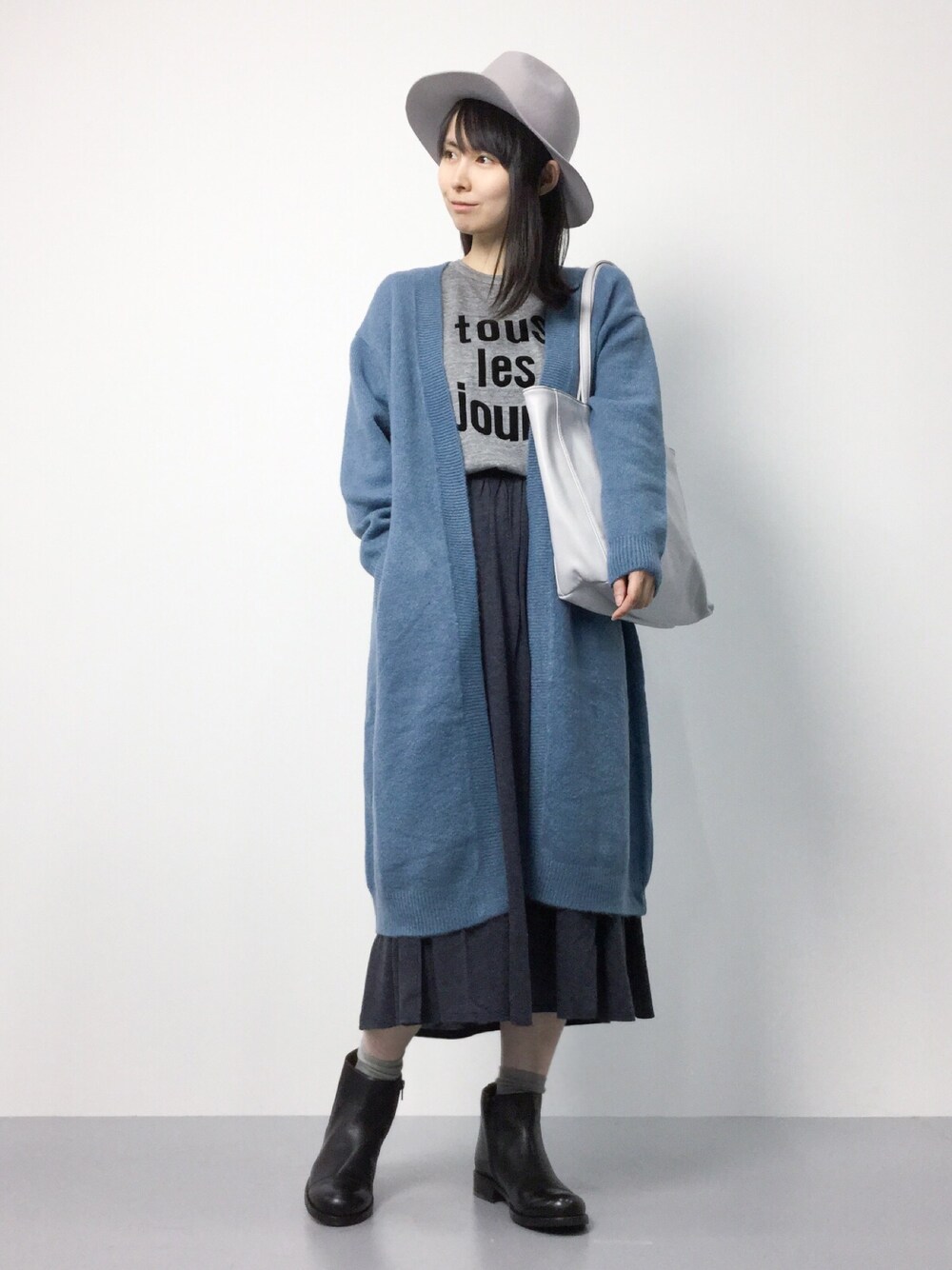 「トートバッグ、フレアスカート、ロゴT、秋のコーデ、サイドゴアブーツ、ロングカーディガン、秋服、ツバ広ハット、ミモレ丈スカート、フエルトハット」｜「Ray BEAMSのRay BEAMS / ロング ガウン　カーディガン（カーディガン/ボレロ、ブルー系）」を使った、sayaさん（レディース・163cm）の夏コーディネートの1枚目の写真