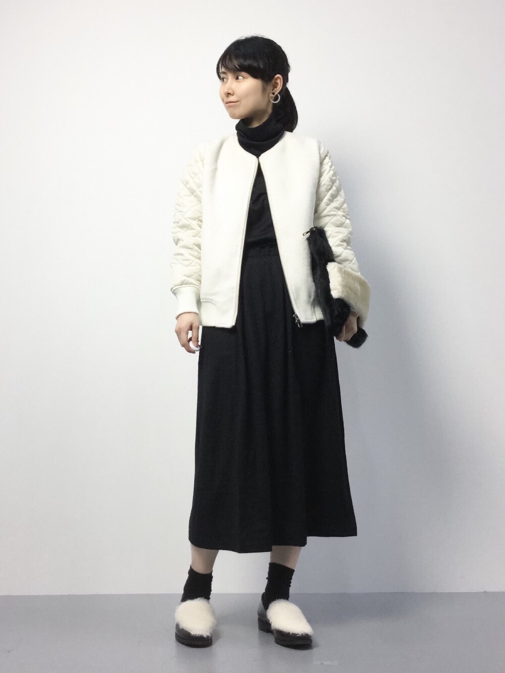 「ブルゾン、ローファー、ノーカラー、モノトーン、ファー小物、ブラック×ホワイト、秋服、モノトーンコーデ、ファークラッチ、秋コーデ」｜「RAY CASSINのフェイクファークラッチバッグ（クラッチバッグ、ブラック系）」を使った、sayaさん（レディース・163cm）の秋コーディネートの1枚目の写真