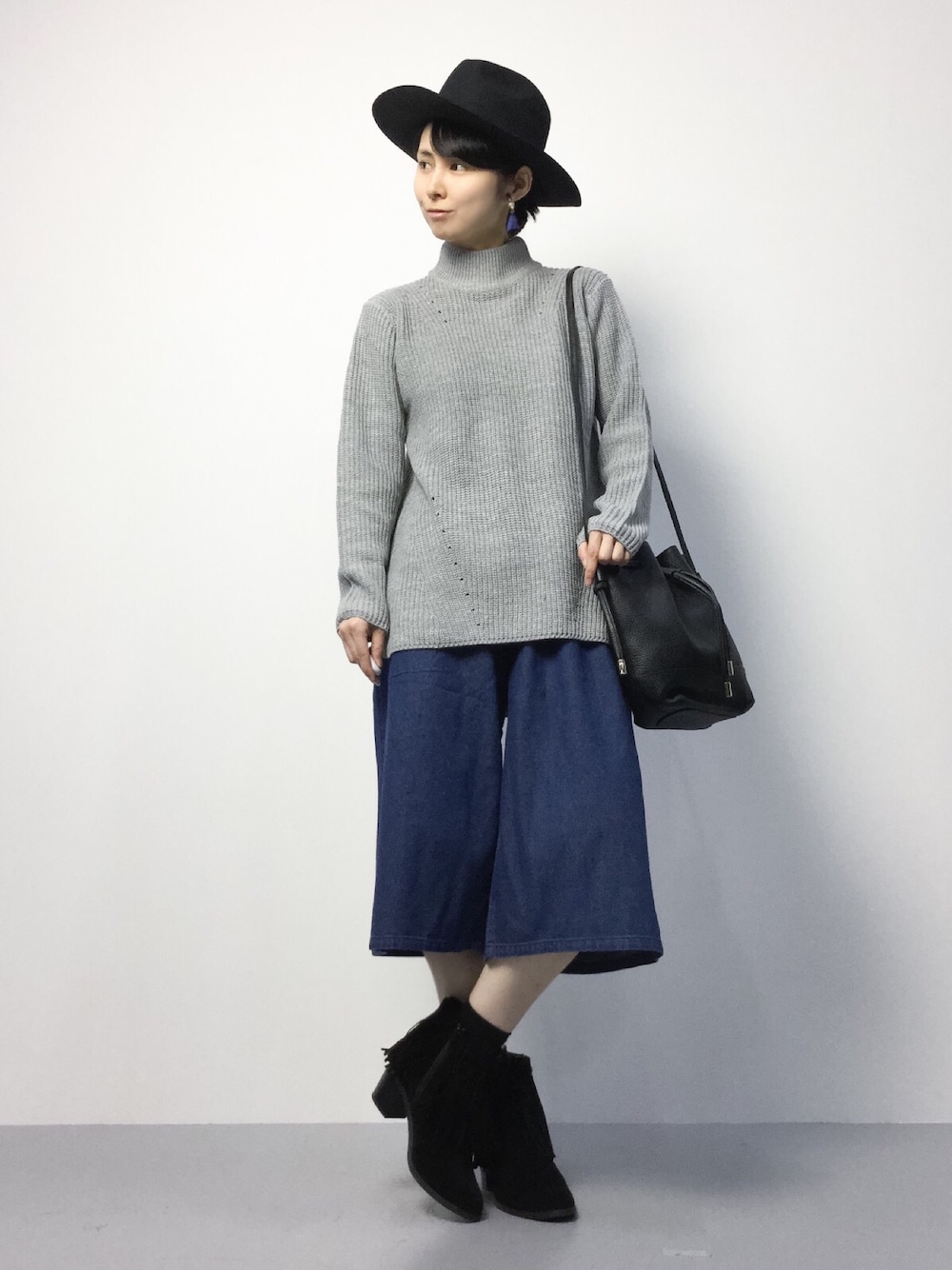 「ショルダーバッグ、ハイネック、フリンジブーツ、デニムパンツ、ハイネックニット、ガウチョパンツ、秋服、ツバ広ハット、秋コーデ、フェルトハット」｜「DANKE SCHONのLHP/エルエイチピー/DankeSchon/ダンケシェーン/Zip Felt Hat（ハット、ブラック系）」を使った、sayaさん（レディース・163cm）の秋コーディネートの1枚目の写真