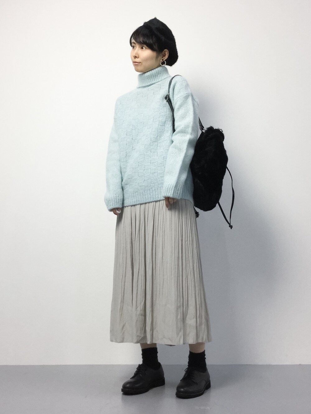 「ニット、ベレー帽、ドレスシューズ、タートルネック、ロングスカート、水色、プリーツスカート、ファー小物、秋服、秋コーデ」｜「FRAMeWORKのVintageデシン プリーツSK（スカート、グレー系）」を使った、sayaさん（レディース・163cm）の秋コーディネートの1枚目の写真