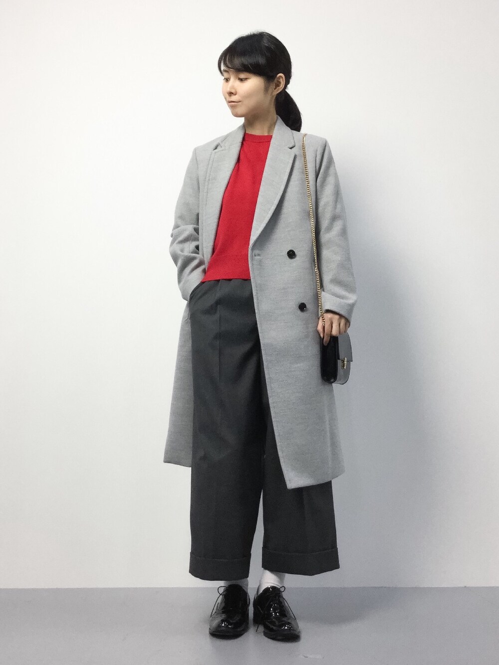 「ニット、チェスターコート、赤、ドレスシューズ、レースアップシューズ、ワイドパンツ、ショルダーバック、チェーンバッグ、秋、秋コーデ」｜「NANO universeのカシミアタッチチェスターコート（チェスターコート、グレー系）」を使った、sayaさん（レディース・163cm）の秋コーディネートの1枚目の写真