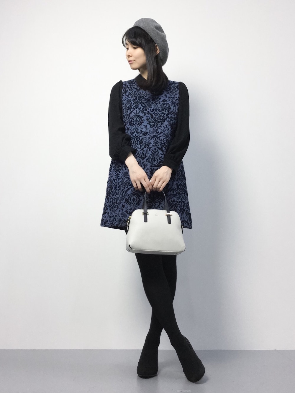 「ワンピース、ブーティ、ブルー、ベレー帽、秋コーデ」｜「ViVi fleursのViVi fleurs（ヴィヴィフルール）　甲ゴムパンプス（パンプス、ブラック系）」を使った、sayaさん（レディース・163cm）の秋コーディネートの1枚目の写真